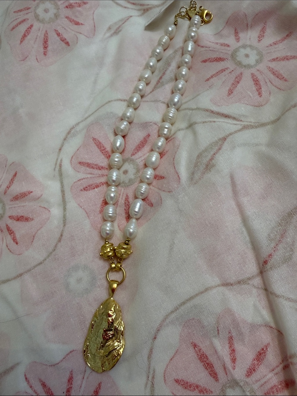 Elegant Gold and Pearl Necklace - Picture 3 of 4
